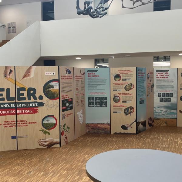 Wanderausstellung: ELER. EUER LAND. EUER PROJEKT. EUROPAS BEITRAG. Menschen fördern, die Projekte in die Hand nehmen und Werte schaffen.