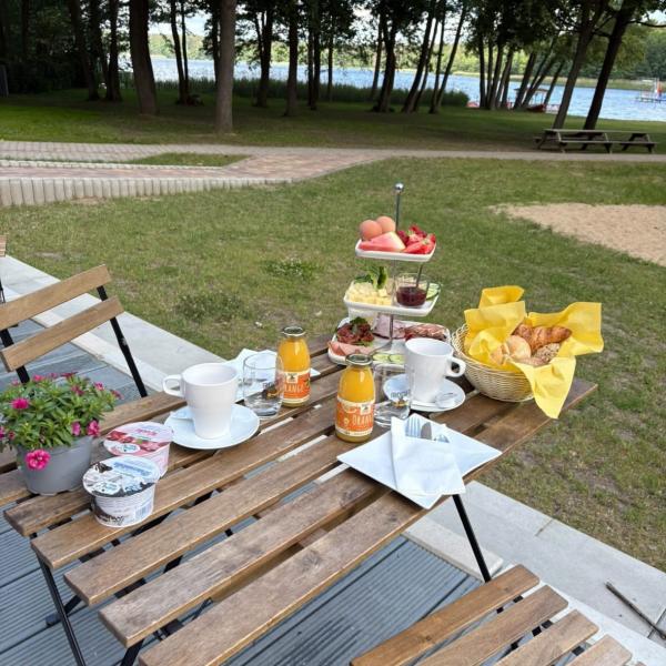 Frühstück mit regionalen Spezialitäten am Wolletzsee